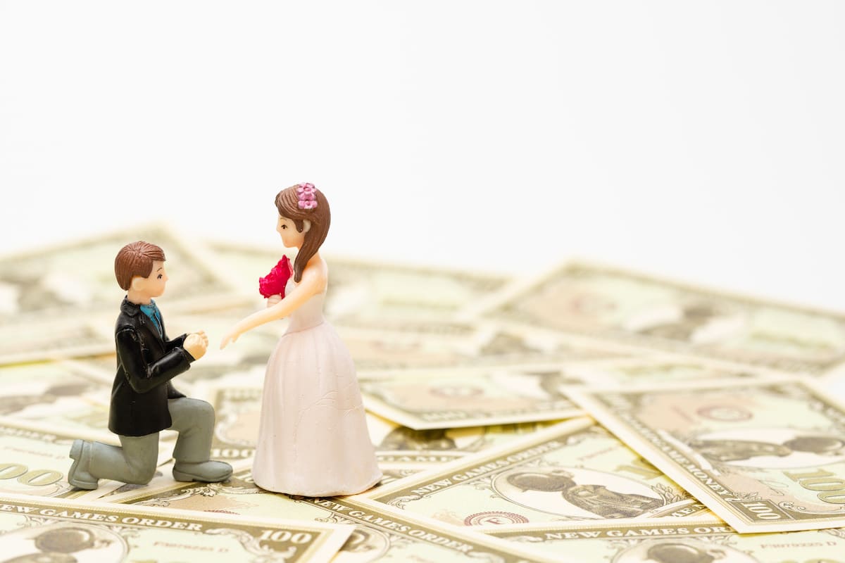 how to save money on wedding