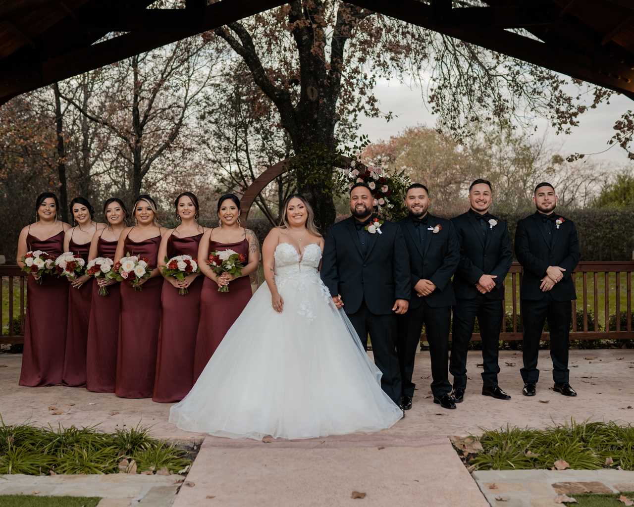 wedding party photo with bridesmaids and groomsmen